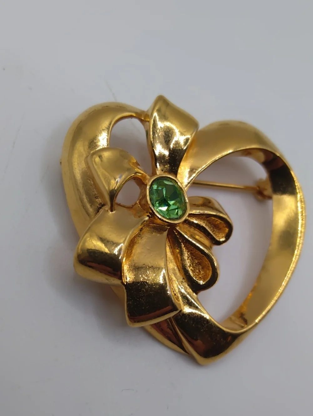 Avon August Birthstone Open Heart Gold Tone Brooch 1992
